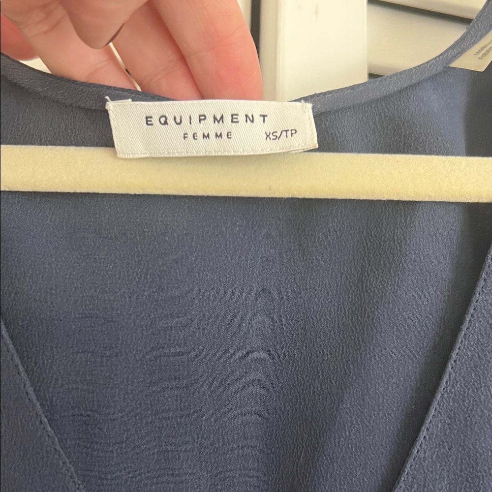 Equipment 100% Silk Sleeveless Navy Top - Picture 2 of 6